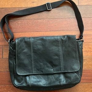 Johnston & Murphy 1850 collection messenger bag